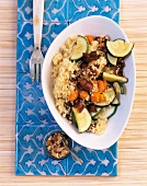 Wok, Couscous mit Datteln, Möhren, Zucchini und Walnüssen