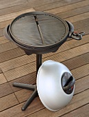 Round electric grill with lid opened