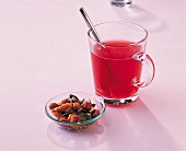 Nudeldiät, Orangen-Tee-Punch in Glas, Nusskerne