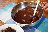 Backen, Schokolade in Rühr- schüssel schmelzen, umrühren