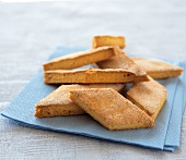 Backen, Zwieback in Rautenform auf blauen Servietten