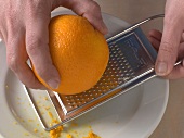 Saucen & Dips,  Orangen-Aioli, Step 1: Orangenschale abreiben