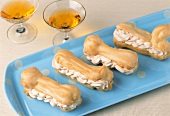 Backen, 4 Eclairs m. Karamellsahne gefüllt, 2 Likörgläser