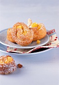 Backen, Ananas-Ingwer-Krapfen mit Puderzucker auf Teller