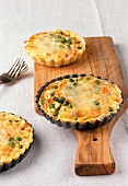 Backen, 3 Mini-Gemüse-Pies mit Erbsen und Käse überbacken