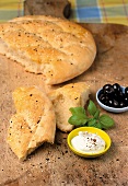 Backen, Türkisches Sesam- Fladenbrot mit Dip, schwarze Oliven