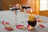 Backen, Blütenblätter, Kerzen in Gläsern mit Kaffeebohnen
