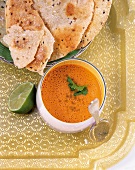 Kochen, Indische Tomaten-Kokos -Suppe und Papadams, Limette