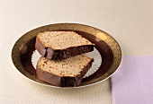 Backen, 2 Stücke Honigkuchen mit Schokoladenglasur auf 1 Teller