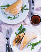 Kochen, Mini-Calzone mit Schinken und Rucola, Rotwein