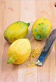 Vegetarisch, Step: Schalen- streifen von Zitrone schaben