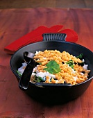 Vegetarisch, Kürbis-Curry- Spätzle, Ziegengouda, Pfanne schwarz