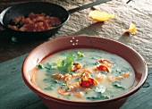 Suppen, Wirsingkohlsuppe mit C horizo-Wurst und Koriander