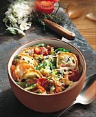 Suppen, Gemüsetopf mit Weißkoh l, Weißbrot und Chorizo-Wurst
