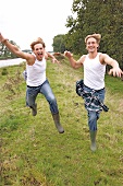 Zwei Männer laufen über eine Weide