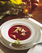 Suppen, Teller Rote-Bete-Essen z mit Entenravioli, Petersilie