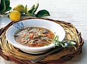 Suppen, Gemüsesuppe mit Ährenf ischen, Zwiebeln, Zitronen, Estragon