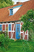 Fachwerkhaus in der Elbmarsch Deutschland, blaue Fenster und Tür
