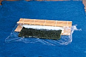 Vegetarisch, Sushi Step 1: Nori-Platte mit Reis auf Bambusmatte
