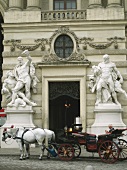 Kutsche steht vor der Hofburg in Wie n, Statuen