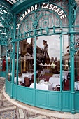 Blick durchs Fenster ins Restaurant "La Grande Cascade", gedeckte Tische