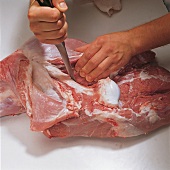 Fleisch, Schulter auslösen: Am Oberknochen einschneiden, Step 5