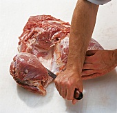 Fleisch, Schweinekeule zerlegen: Nuss von Hüfte trennen, Step 7