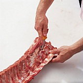 Fleisch, Kotelettstrang auslösen: Lendenwirbel entfernen, Step 3