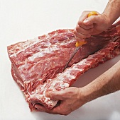 Fleisch, Kotelettstrang auslösen: Knochen abschneiden, Step 6