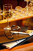 Füllfederhalter und Sonnenbrille auf einer Brieftasche aus Leder