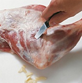 Fleisch, Fleisch spicken: Fleisch mit Messer einstechen, Step1