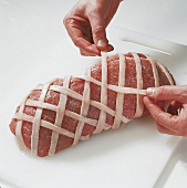 Fleisch, Bardieren: Fleisch mit Specksteifen umwickeln, Step 1