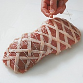 Fleisch, Bardieren: Fleisch mit Specksteifen und Garn, Step 2