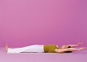 Pilates - Roll up: Rückenlage, Arme über Kopf gestreckt, Step 1