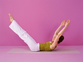 Pilates - Double Leg Stretch: Arme u. Beine strecken, Step 2