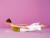 Pilates - Double Leg Kick: Bauch lage, Beine u. Kopf heben, Step 3