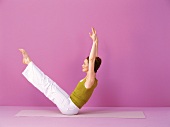 Pilates - Teaser: Frau sitzt, Beine heben, Arme nach oben, Step 2b