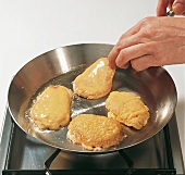 Fleisch, Piccata panieren: Panierte Schnitzel braten, Step 4