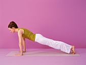 Pilates - Leg Pull Front: Frau in Liegestützposition, Step 1