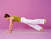 Pilates - Leg Pull Front: Liegestützposition, Bein heben, Step 2