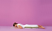 Pilates - Swan Dive: Bauchlage, Beine gestreckt, Step 1