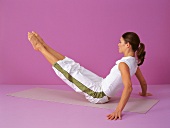 Pilates - Hip Twist: Frau sitzt Beine nach rechts ziehen, Step 2a
