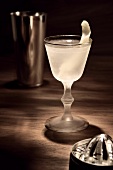 Vesper-Martini: Gin-Wodka-Cocktail, weißer Cocktail im Glas