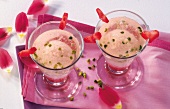 Schnell & Edel, 2 Gläser Erdbeereis in Champagner mit Pistazien