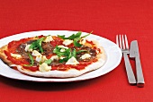 Fleischgerichte, Pizza mit Rinderfilet, Ricotta und Rucola