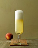 Bellini Classic: Cocktail mit Prosecco & Pfirsich im Sektglas