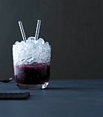Brambirinha: Cocktail mit Brombeerlikör & Crushed Ice
