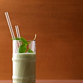 Mixschule, Thai Colada: Kokos- milch, Rum, Thai-Basilikum, grün