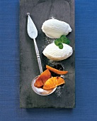 Kräuter und Gewürze, weißes Macis-Schoko-Eis mit Ananasspalten