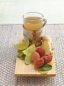 Sommerdrinks, Asiatischer Litschi-Tee, Ingwer, Limetten
